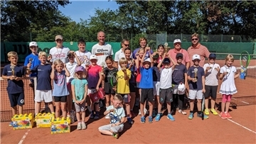 Das erste Lunestedter Tenniscamp war ein großer Erfolg. Stolz zeigen sich Teilnehmer und Betreuer beim Veranstaltungsabschluss auf dem Court am Reithornsweg.
