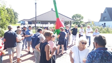  Viele Gäste folgten der Einladung des Heimatvereins zu einem Sommer-Streifzug durch die Weserortschaft Rechtenfleth. 