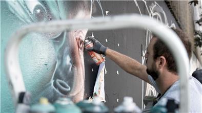 Graffiti-Künstler am Werk im Fischereihafen