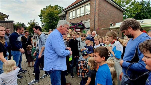Das Foto zeigt die Markteröffnung