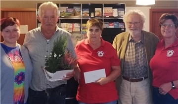 Blutspender und Verantwortliche (von links): Farina Thomann, Hanke Pakusch, Petra Müller, Wolf-Dieter Lutz und Silke Paper vom DRK-Ortsverein Wremen.