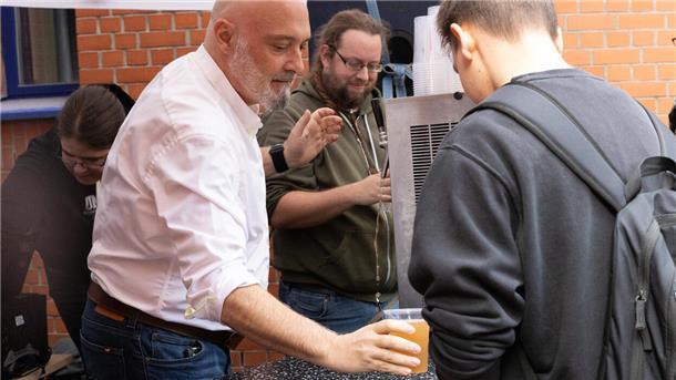 Na dann Prost: Neue Studis an Hochschule Bremerhaven begrüßt Bier für Erstsemester der Hochschule Bremerhaven