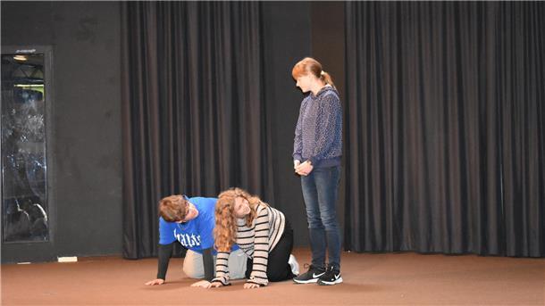 Ostetalschule lehrt Schüler Nachhaltigkeit, doch die Heizung ballert seit Jahren Schülertheater, "Stell Dir vor, Du bist eine Bank."