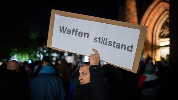 Bis zu 450 Menschen demonstrieren in Bremerhaven für den Frieden in Nahost Bis zu 450 Menschen demonstrieren in Bremerhaven für den Frieden in Nahost