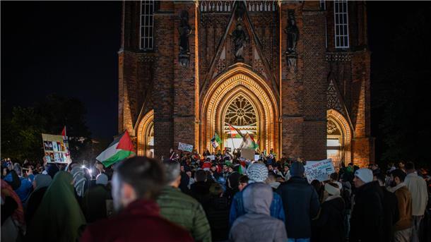 Bis zu 450 Menschen demonstrieren in Bremerhaven für den Frieden in Nahost Bis zu 450 Menschen demonstrieren in Bremerhaven für den Frieden in Nahost