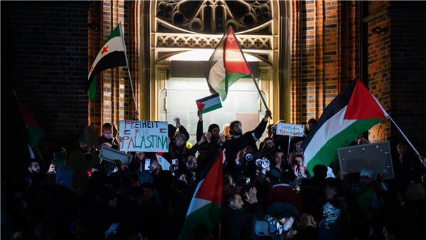 Bis zu 450 Menschen demonstrieren in Bremerhaven für den Frieden in Nahost Bis zu 450 Menschen demonstrieren in Bremerhaven für den Frieden in Nahost