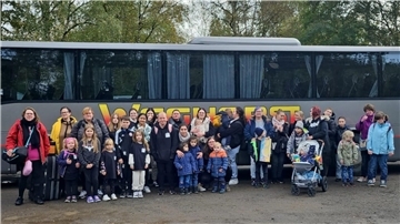Rund 50 Teilnehmende bei der Urlaubsfahrt des Familienzentrums Grünhöfe in den Ferienpark Schloss Dankern