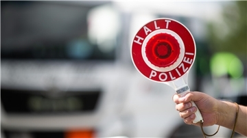Großkontrolle an der A1 - Polizei und Zoll arbeiten Hand in Hand