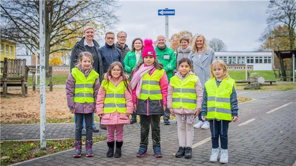 Schulanfänger freuen sich über leuchtende Warnwesten