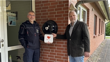 Vollautomatischer Defibrillator an der Feuerwache Beverstedt