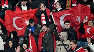 Fans mit türkischen Flaggen bei einem Fußball-Länderspiel