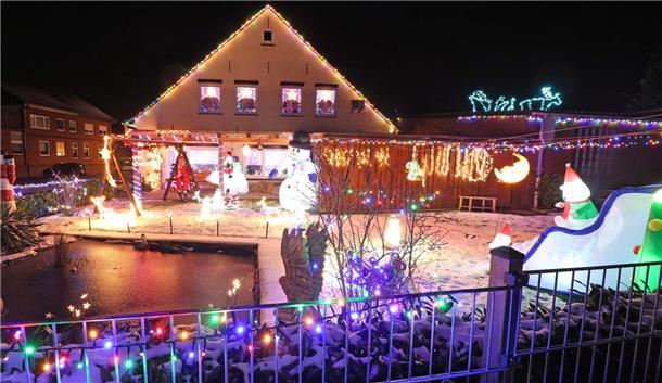 Haus in Uthlede mit viel leuchtender Weihnachtsdekoration und Lichterketten