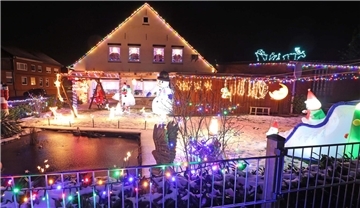 Haus in Uthlede mit viel leuchtender Weihnachtsdekoration und Lichterketten