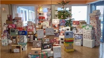 Die als bunte Weihnachtsgeschenke verpackten Hilfspakete warten in der Schule am Wiesendamm auf den Transport in die Ukraine 