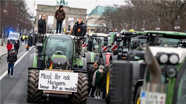 Heckenschützen aus den eigenen Reihen der Ampelparteien Deutsche Landwirte protestieren in Berlin gegen die Abschaffung der Subventionierungen des Agrardiesels.