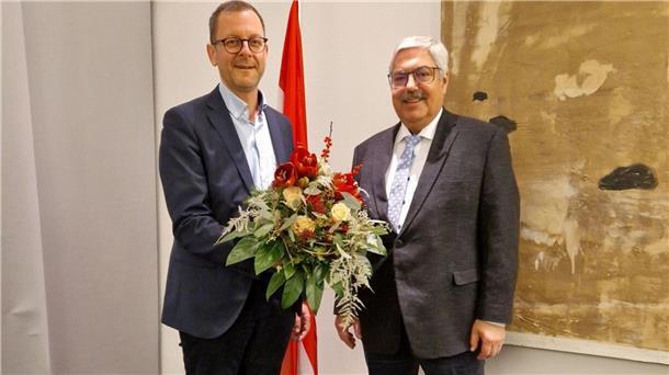 Martin Günthner zum neuen Dezernenten ernannt Zwei Männer