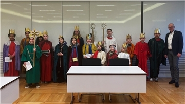 Sternsinger überbringen der Stadtverwaltung Segen