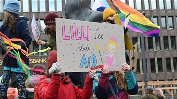 Kinder halten ein Plakat mit der Aufschrift Lilli Fee statt AfD hoch