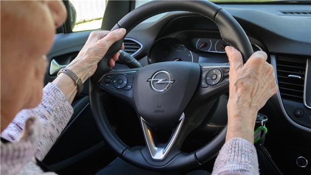 Der Senioren-TÜV ist der falsche Ansatz - Lieber auf Eigenverantwortung setzen Müssen ältere Menschen regelmäßig zu Fahrtests oder Medizinchecks? Darüber wird aktuell diskutiert..