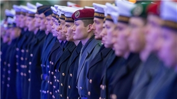 Bundeswehr-Rekruten stehen während des feierlichen Gelöbnisses bei der Vereidigungs-Zeremonie im Hafen von Parow.