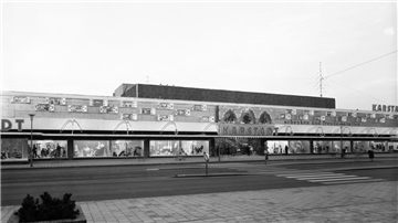 Das Karstadt-Gebäude im Jahr 1959 mit Weihnachtsdekoration - ein echter Hingucker. 
