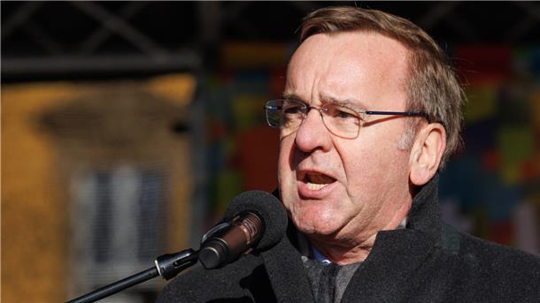 Warum dieser Minister zu Recht Lob von der Opposition bekommt Boris Pistorius am Mikrofon