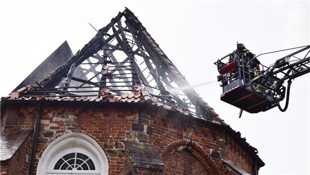 Die Arp-Schnitger-Taufkirche in Golzwarden brennt Die Arp-Schnitger-Taufkirche in Golzwarden brennt