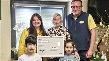 Spendenübergabe Erwachsene Kinder