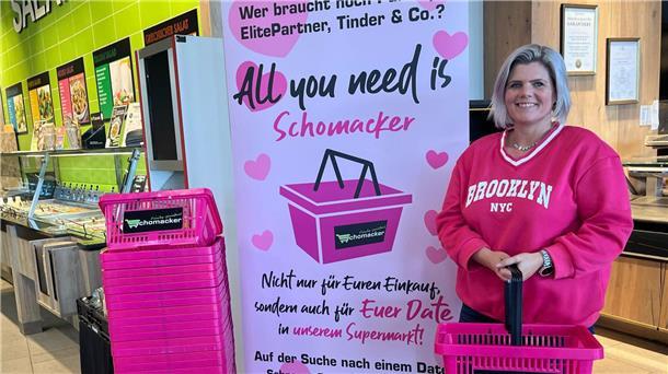 Wenn ein Einkaufskorb mehr sagen soll als tausend Worte Frau mit rosafarbenem Einkaufskorb