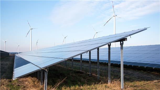 Solarpark und Windräder
