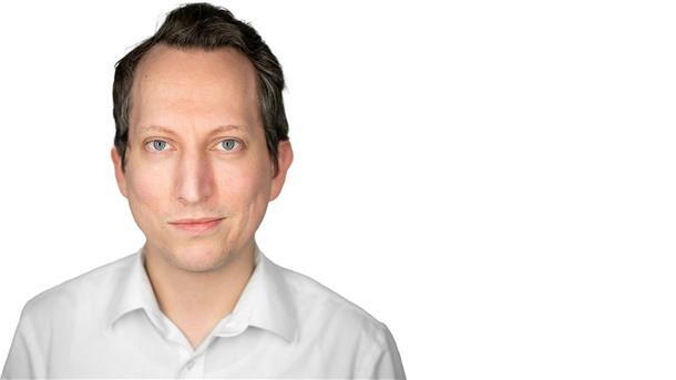 Autokorsos zur Fußball-EM: Großer Spaß oder völlig daneben? Mann im weißen Hemd
