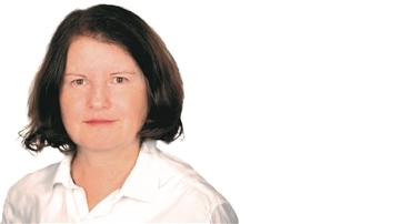 Eine Frau im weißen Hemd