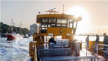  Hybridschiff Hamburger Hafen Sonnenuntergang