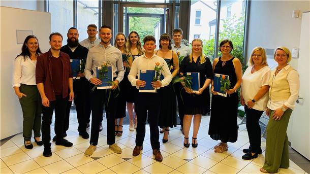 Examensfeier der Ameos Physiotherapieschule Die Absolventinnen und Absolventen der Ameos Physiotherapieschule