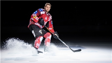 Ein Eishockeyspieler mit Schläger.