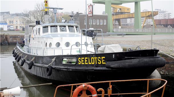 Ein Schiff liegt in Bremerhaven an der Kaje. 