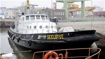 Ein Schiff liegt in Bremerhaven an der Kaje. 