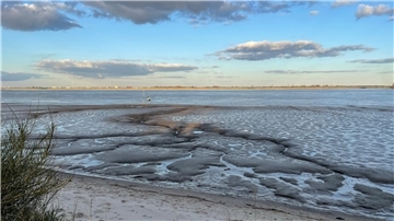 Fluss in der Abenddämmerung