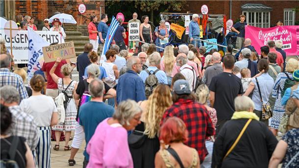 250 Menschen demonstrieren für Vielfalt in Bremerhaven 250 Menschen demonstrieren für Vielfalt in Bremerhaven