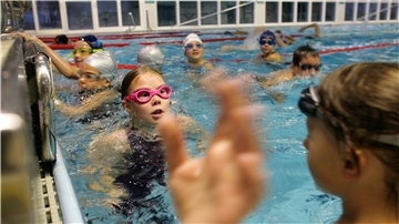 Kinder im Schwimmbad.