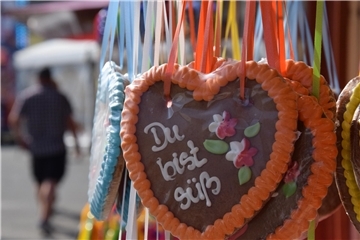 Lebkuchenherzen hängen an einem Stand