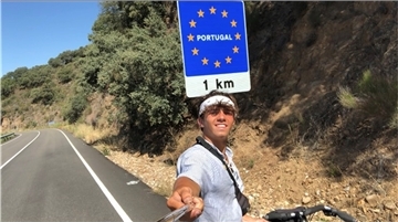 Ein Mann macht ein Selfie mit seinem Fahrrad