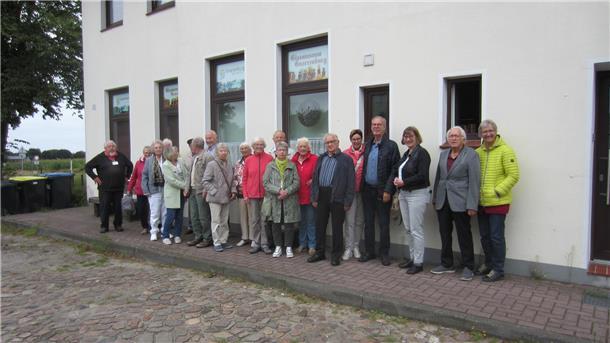 Gruppenfoto des Heimatbundes Bremervörde-Zeven vor dem Glasmuseum Gnarrenburg.