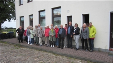 Gruppenfoto des Heimatbundes Bremervörde-Zeven vor dem Glasmuseum Gnarrenburg.