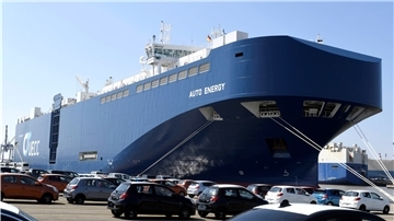 Ein Autotransporter liegt im Hafen