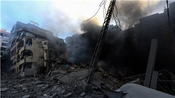 Rauch in einem zerstörten Haus in Beirut steigt auf nach einem israelischen Luftangriff auf vermutete Hisbollah-Stellungen.