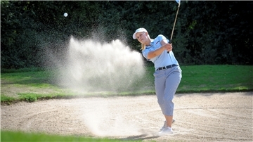 Eine Frau spielt Golf
