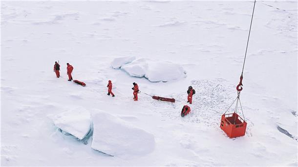 Forscher laufen auf einer Eisscholle. 