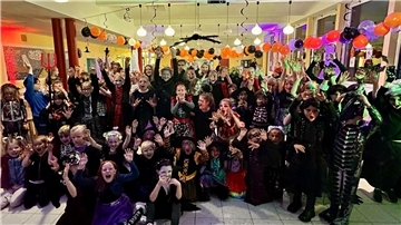 Das Foto zeigt die für Halloween verkleideten Jungen und Mädchen. 