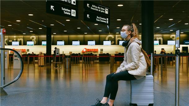 Frau am Flughafen
